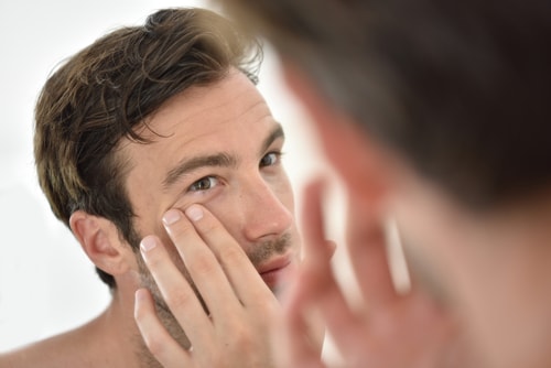 男性の目の下のたるみの解消法とは 自宅で改善できる方法を紹介